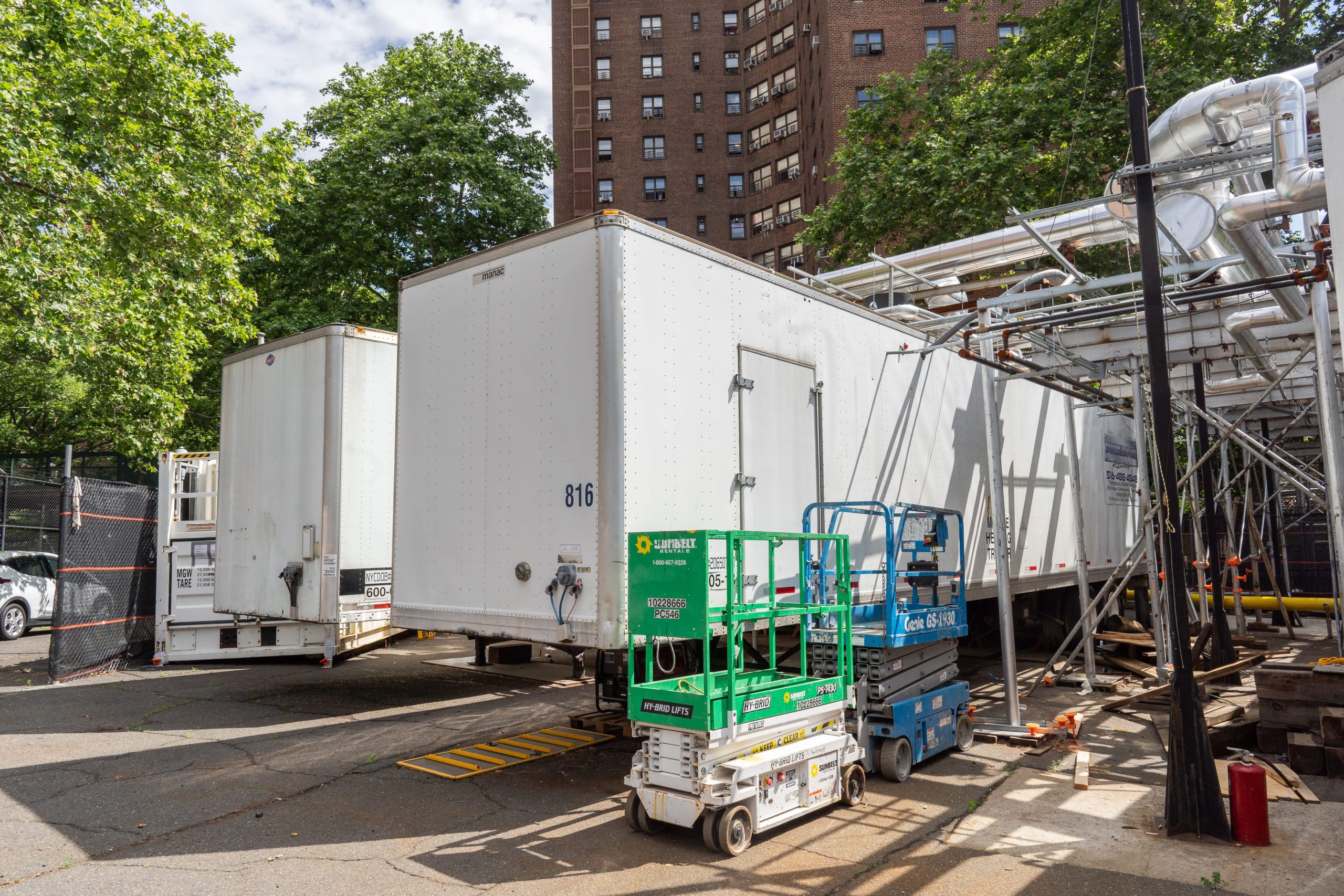 Mobile temporary steam boiler with rapid installation